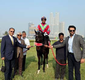 Trainer Dallas Todywalla and D R Thacker leading in African Gold (Akshay Kumar u p), winner of Maharaja Jiwajirao Scindia Trophy at Mumbai on Sunday.